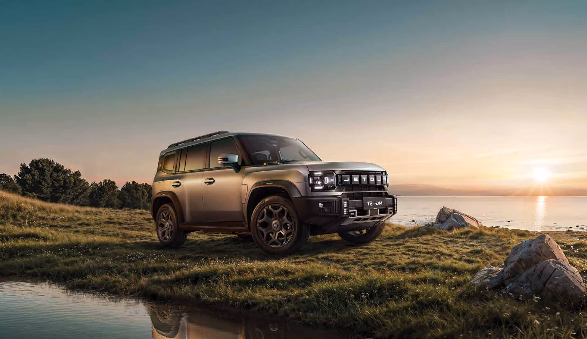Jetour T2 i-DM by the sea at sunset